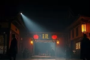 家庭片旧钟表铺的横版封面，柜台上的老座钟与放大镜
