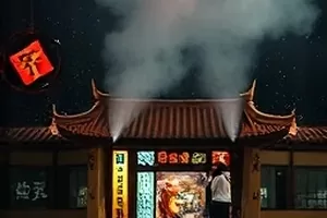 灶台之间的横版封面，厨房雾气与铁锅里的翻炒